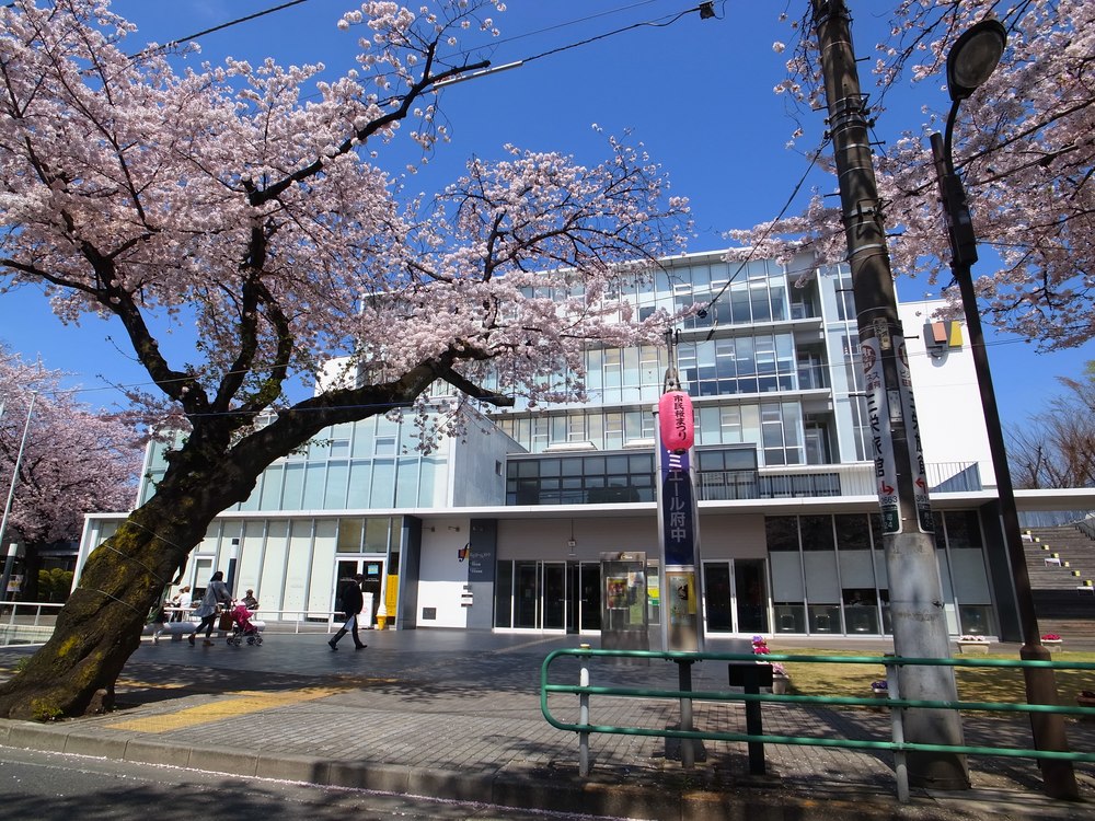 中央図書館（ルミエール府中）の外観