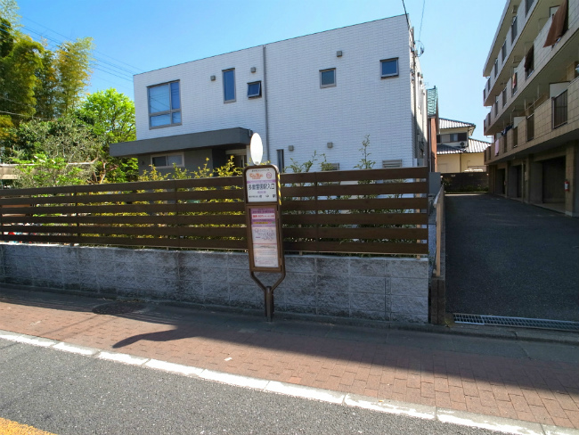多磨霊園駅入口の停留所(改正前に撮影)