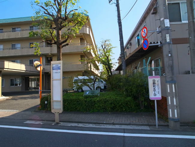 日新町五丁目の停留所（改正前に撮影）