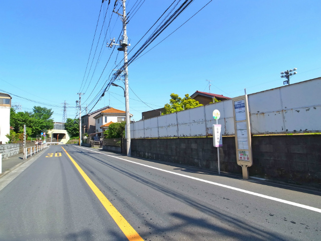日新小学校の停留所（改正前に撮影）