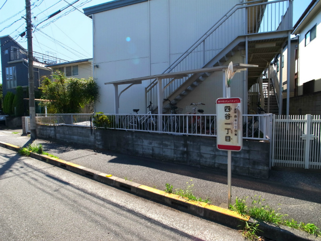 四谷一丁目の停留所（改正前に撮影）