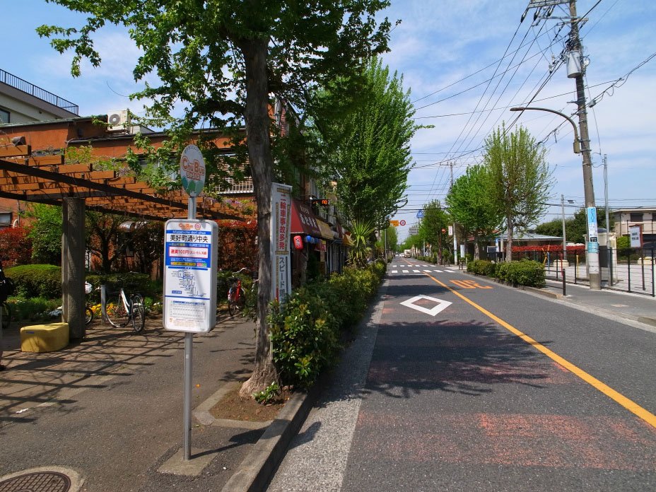 美好町通り中央の停留所（下り）
