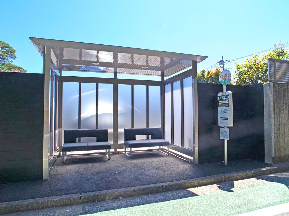 日華斎場前の停留所（上り）