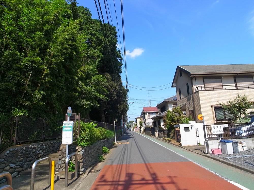 霊園東通り南の停留所（下り）